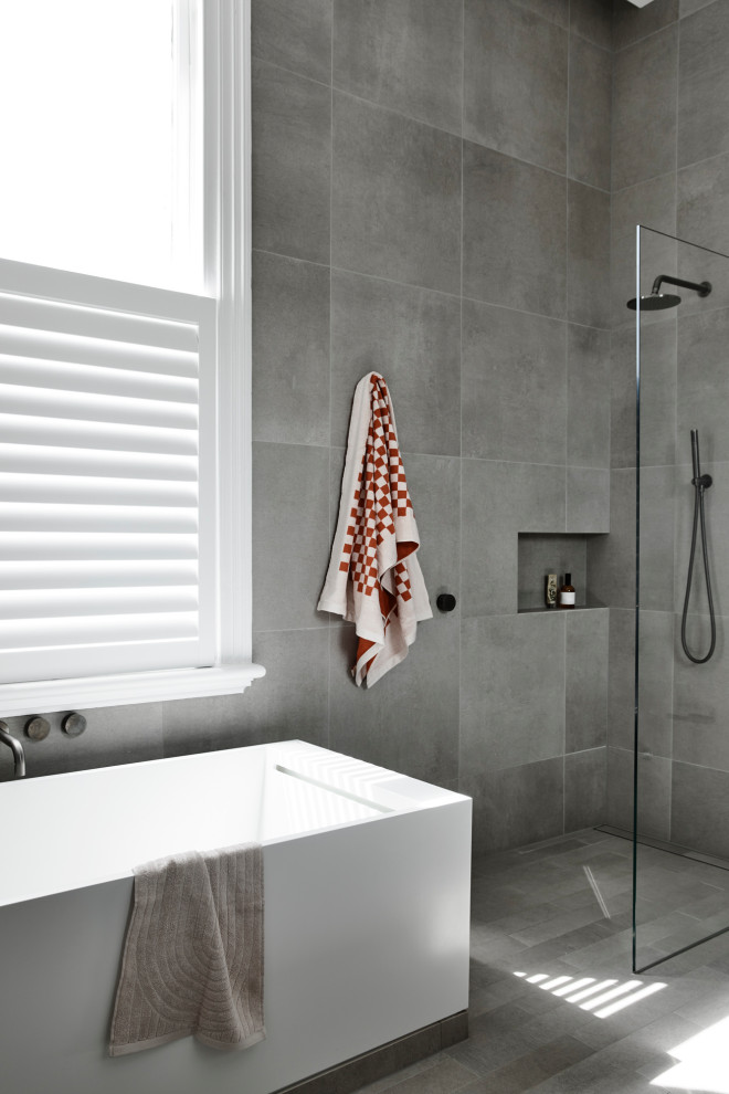 Inspiration för moderna grått en-suite badrum, med grå skåp, ett fristående badkar, en öppen dusch, en vägghängd toalettstol, grå kakel, stenkakel, grå väggar, ett fristående handfat, marmorbänkskiva, grått golv och med dusch som är öppen