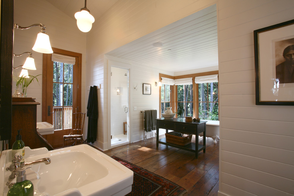 На фото: ванная комната в стиле рустика с паркетным полом среднего тона с