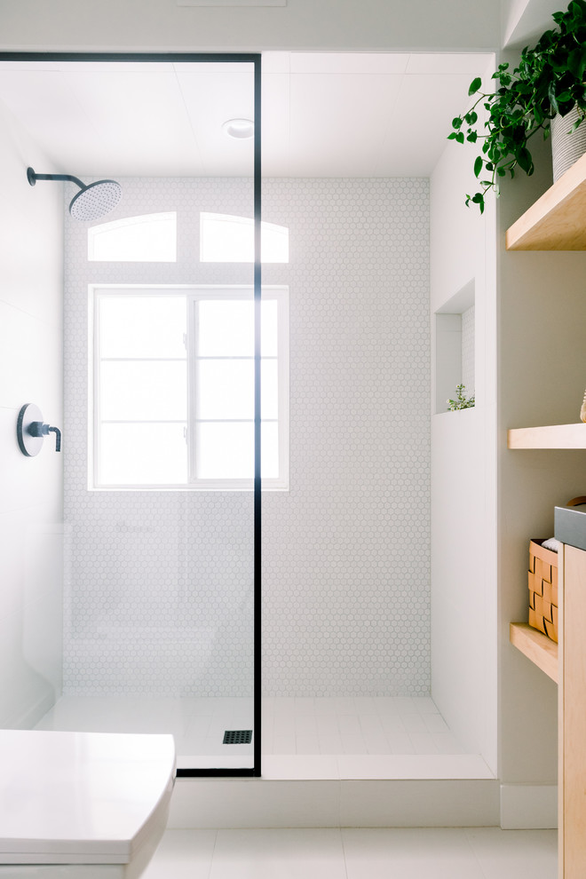 На фото: ванная комната среднего размера в скандинавском стиле