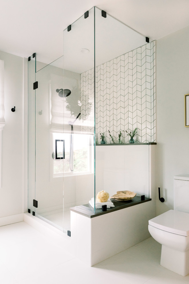 Exempel på ett mellanstort minimalistiskt badrum