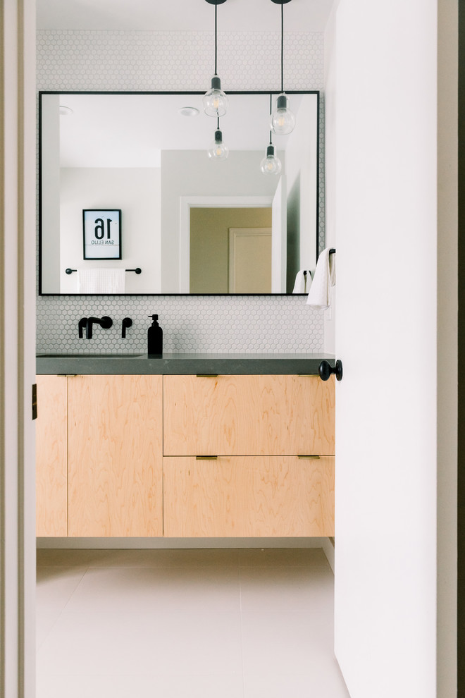 Идея дизайна: ванная комната среднего размера в скандинавском стиле