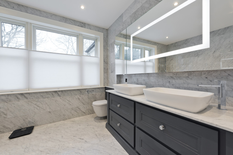 Ispirazione per una stanza da bagno classica con WC sospeso, pareti bianche e lavabo a bacinella