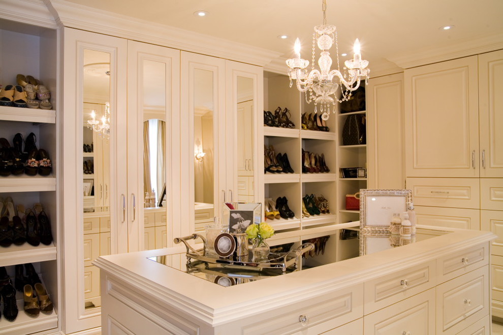 Her Dressing Room & Bathroom Bathroom Toronto by Toronto Interior