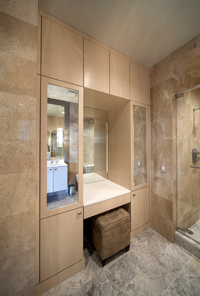 Источник вдохновения для домашнего уюта: большая главная ванная комната в современном стиле с плоскими фасадами, бежевыми фасадами, бежевыми стенами, бежевой плиткой и серым полом