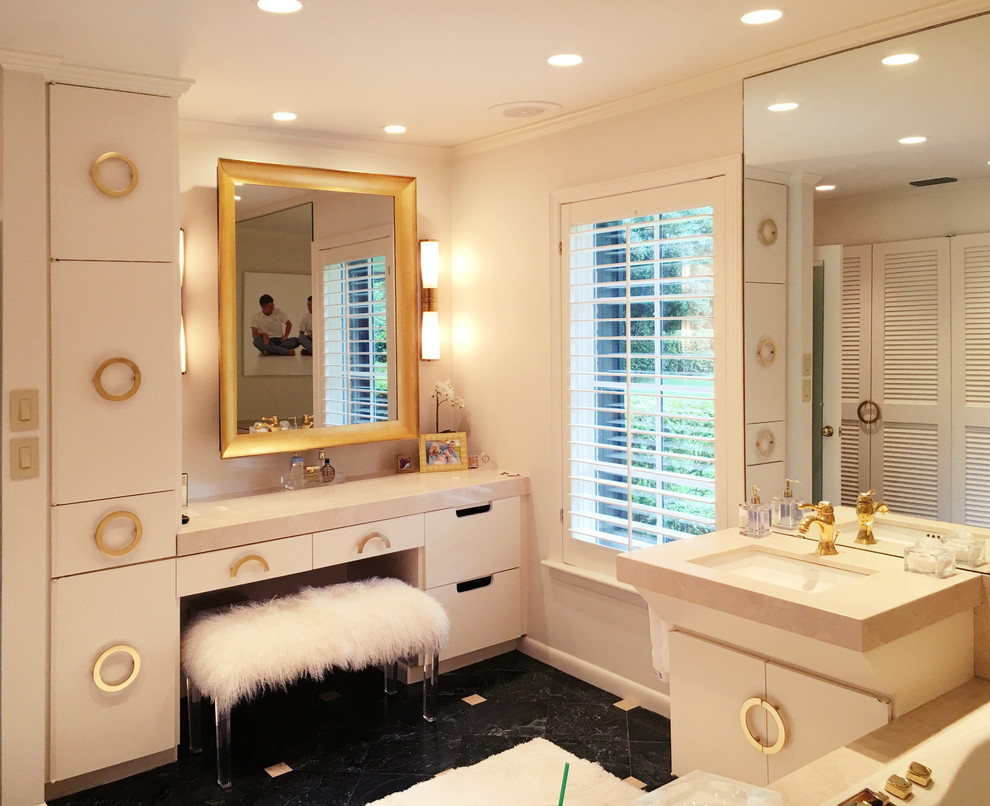 Свежая идея для дизайна: главная ванная комната среднего размера в современном стиле с плоскими фасадами, белыми фасадами, накладной ванной, душем в нише, раздельным унитазом, белой плиткой, керамогранитной плиткой, белыми стенами, мраморным полом, подвесной раковиной, столешницей из известняка, зеленым полом и душем с распашными дверями - отличное фото интерьера
