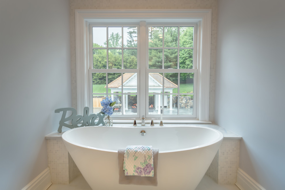 Exempel på ett mycket stort klassiskt en-suite badrum, med ett undermonterad handfat, möbel-liknande, vita skåp, granitbänkskiva, ett fristående badkar, en öppen dusch, en toalettstol med hel cisternkåpa, flerfärgad kakel, stenhäll, blå väggar och marmorgolv
