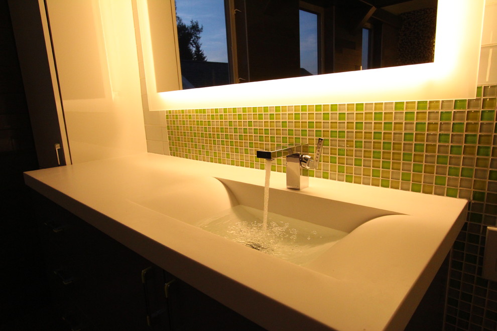 Foto di una stanza da bagno padronale contemporanea di medie dimensioni con ante lisce, ante verdi, piastrelle verdi, piastrelle a mosaico e top in superficie solida