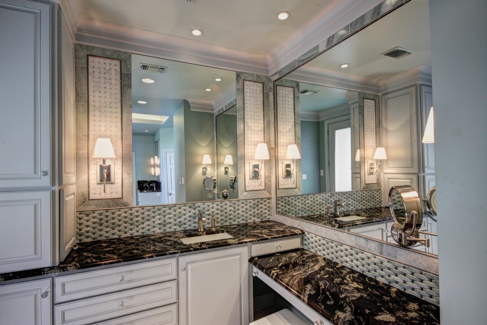 На фото: большая главная ванная комната в современном стиле с врезной раковиной, фасадами с выступающей филенкой, белыми фасадами, столешницей из гранита, белой плиткой, каменной плиткой и синими стенами с