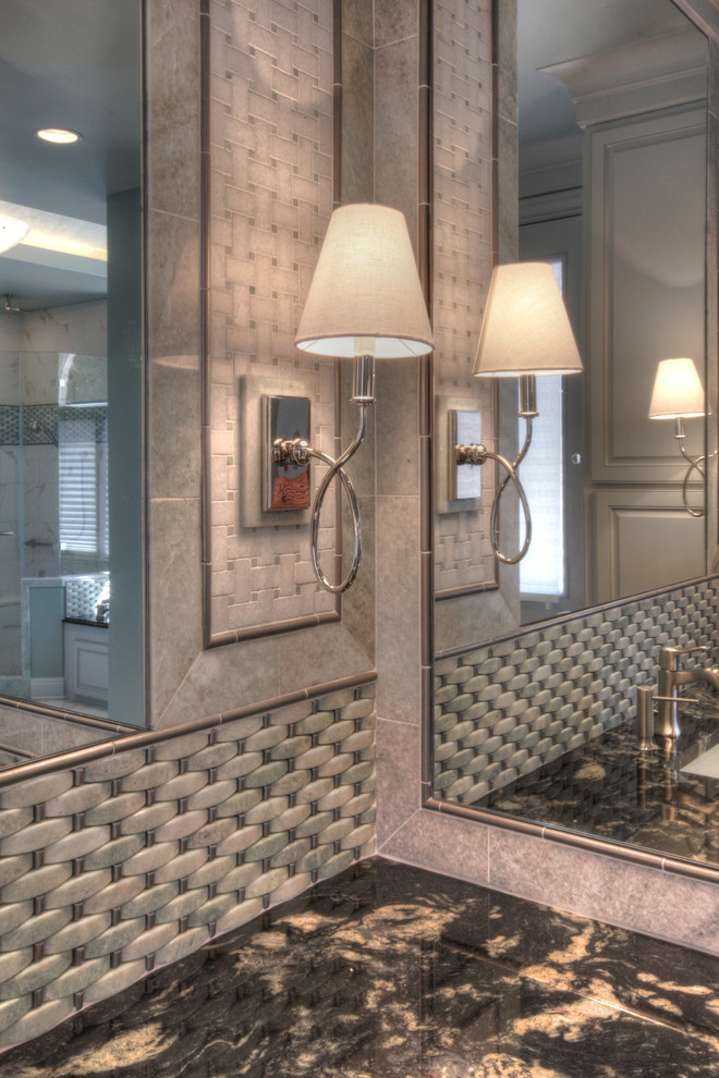 Foto de cuarto de baño principal actual grande con encimera de granito, baldosas y/o azulejos blancos y baldosas y/o azulejos de piedra