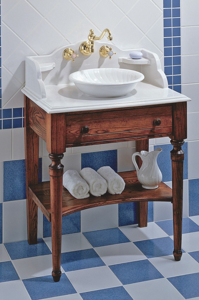 Esempio di una stanza da bagno country di medie dimensioni con lavabo a bacinella, consolle stile comò, ante in legno bruno, piastrelle in gres porcellanato, pavimento in gres porcellanato, piastrelle blu e pareti bianche