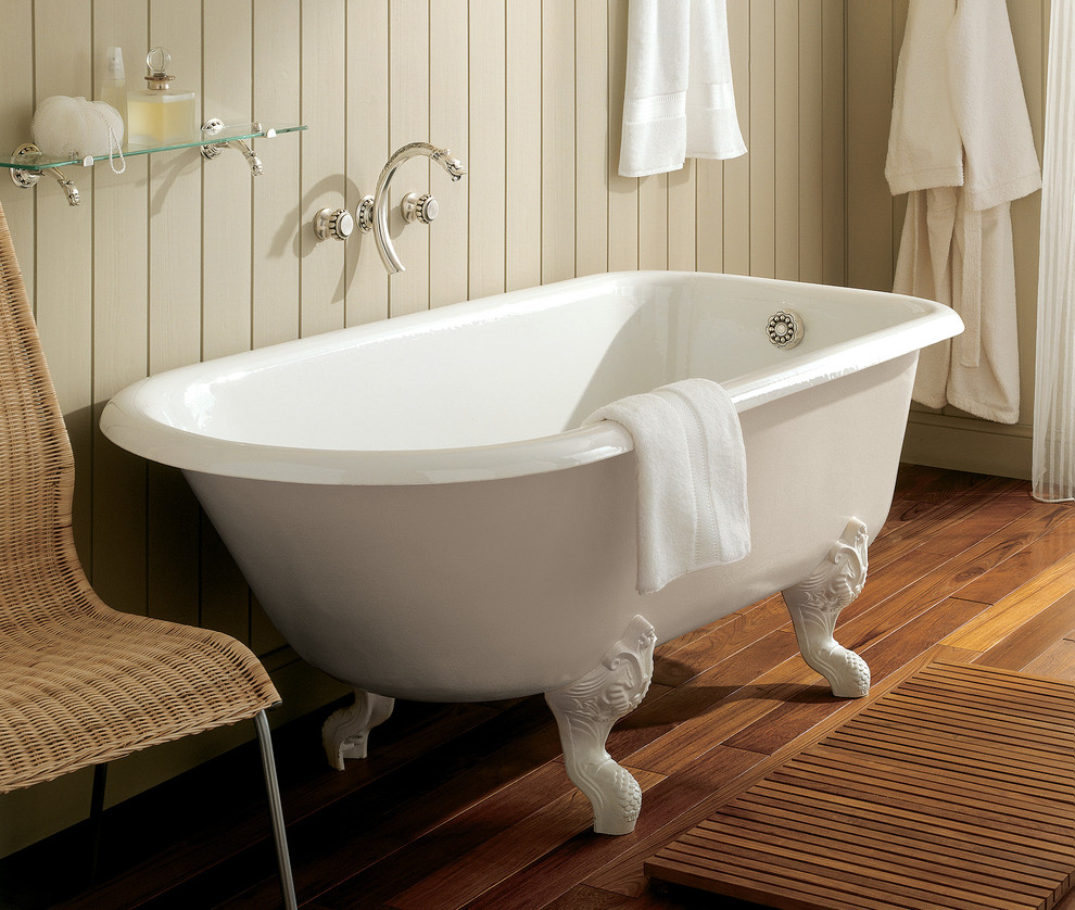 Inspiration för stora lantliga en-suite badrum, med ett badkar med tassar