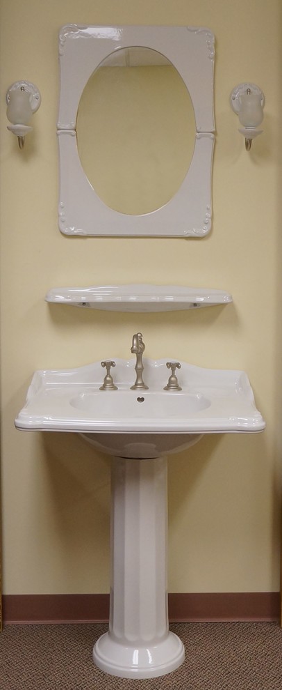 Diseño de cuarto de baño tradicional de tamaño medio con lavabo con pedestal, paredes amarillas y aseo y ducha