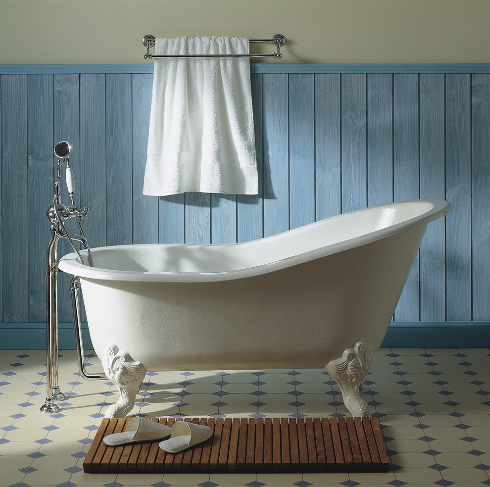 Foto på ett stort vintage en-suite badrum, med ett badkar med tassar, porslinskakel, klinkergolv i porslin och blå väggar