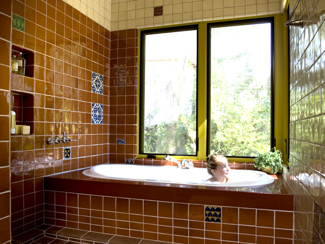 Foto di una stanza da bagno stile americano di medie dimensioni con piastrelle marroni, piastrelle bianche, piastrelle in ceramica, vasca sottopiano, doccia aperta, pavimento in terracotta, top in quarzo composito, pavimento rosso e doccia aperta
