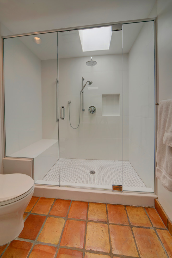 Idéer för mellanstora eklektiska badrum med dusch, med en dusch i en alkov, en toalettstol med separat cisternkåpa, vit kakel, porslinskakel, vita väggar, klinkergolv i terrakotta, orange golv och dusch med gångjärnsdörr