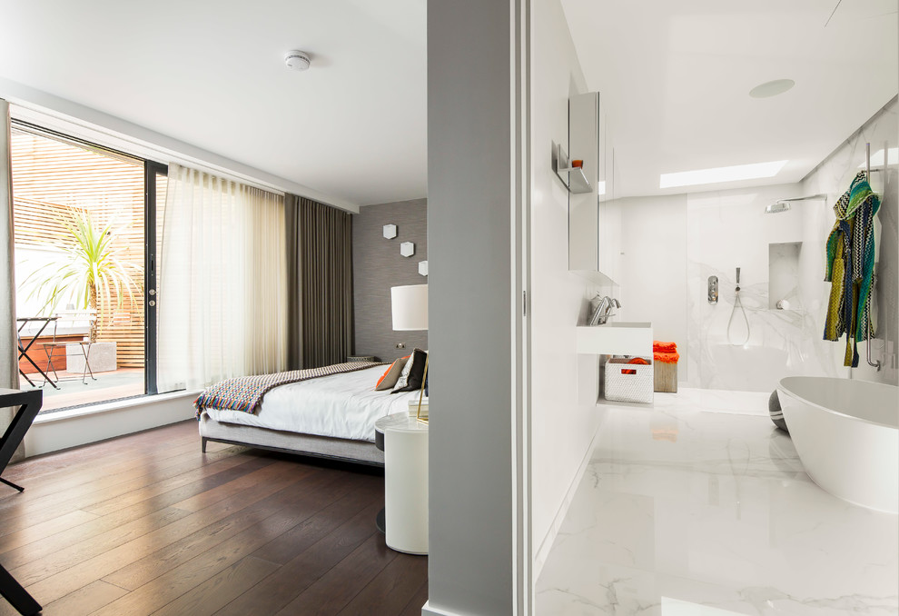 Идея дизайна: главная ванная комната в современном стиле с отдельно стоящей ванной, душем без бортиков, белыми стенами, подвесной раковиной, белым полом и открытым душем
