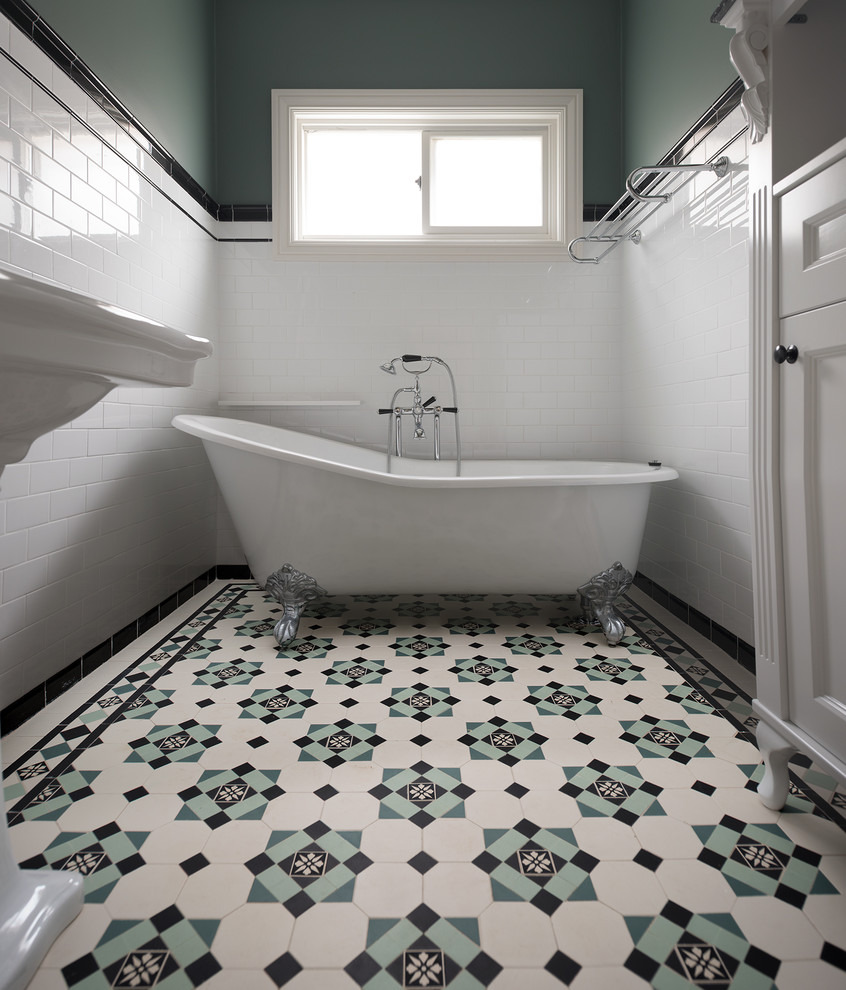Inspiration pour une salle de bain principale traditionnelle avec une baignoire sur pieds, un carrelage blanc, un carrelage métro, un mur blanc, un sol en carrelage de porcelaine et un sol vert.