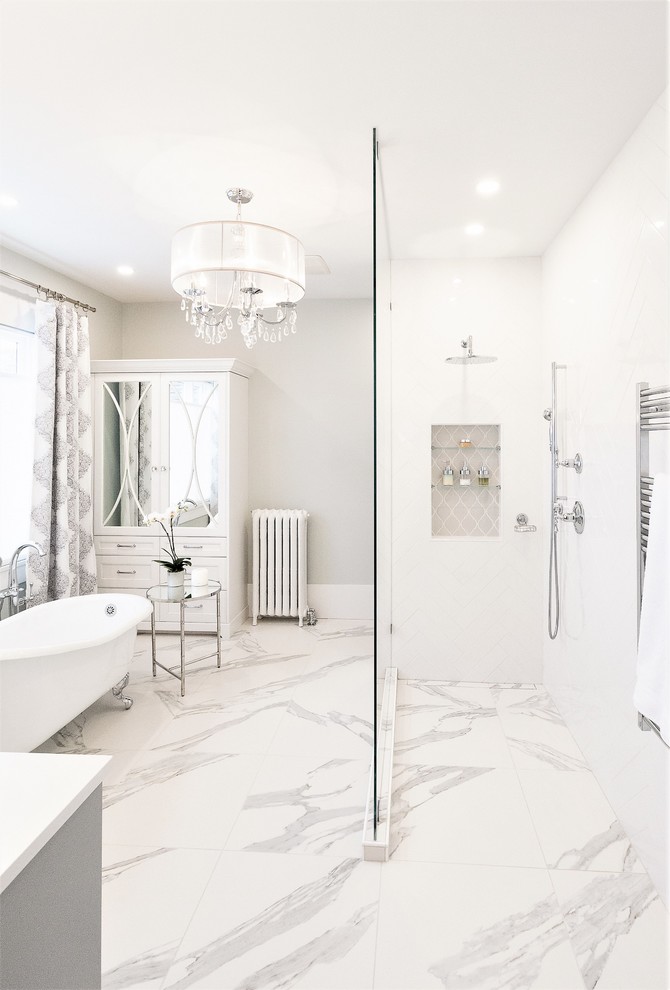 Idéer för ett stort klassiskt vit en-suite badrum, med skåp i shakerstil, grå skåp, ett badkar med tassar, en kantlös dusch, en toalettstol med separat cisternkåpa, vit kakel, keramikplattor, grå väggar, klinkergolv i porslin, ett undermonterad handfat, bänkskiva i kvarts, vitt golv och med dusch som är öppen