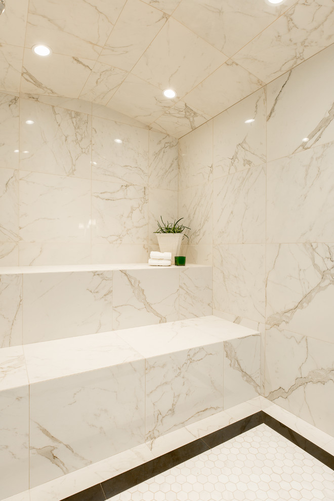 Exempel på ett klassiskt badrum, med luckor med infälld panel, vita skåp, en dusch i en alkov, marmorkakel, vita väggar, marmorgolv, ett nedsänkt handfat, marmorbänkskiva och dusch med gångjärnsdörr