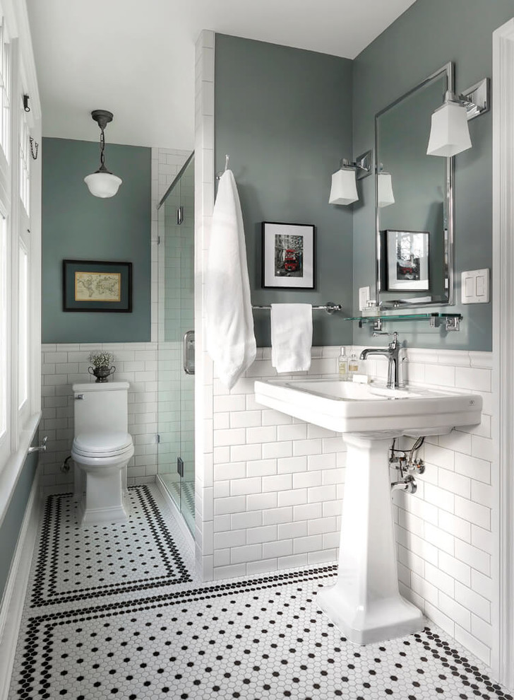 Источник вдохновения для домашнего уюта: ванная комната среднего размера в классическом стиле с унитазом-моноблоком, белой плиткой, плиткой кабанчик, серыми стенами, полом из мозаичной плитки, раковиной с пьедесталом, разноцветным полом, душем с распашными дверями, душем в нише и душевой кабиной