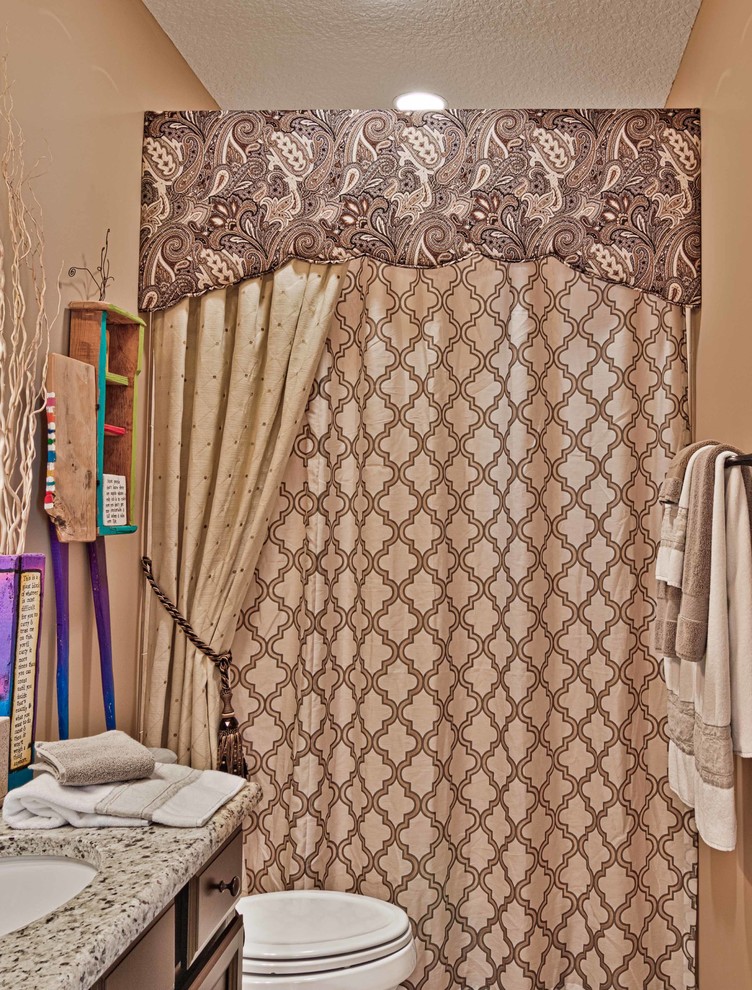 Exemple d'une douche en alcôve tendance en bois foncé avec un lavabo encastré, un placard avec porte à panneau encastré, une baignoire en alcôve, WC à poser et un mur beige.