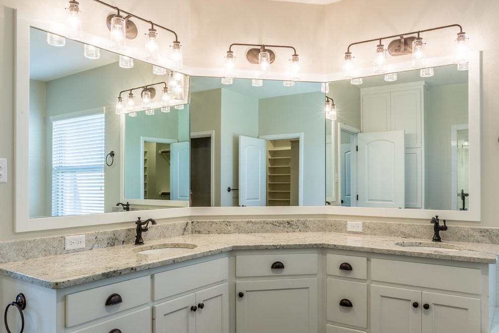 Foto på ett mellanstort funkis badrum, med skåp i shakerstil, vita skåp, grå väggar, betonggolv, ett undermonterad handfat, granitbänkskiva och brunt golv