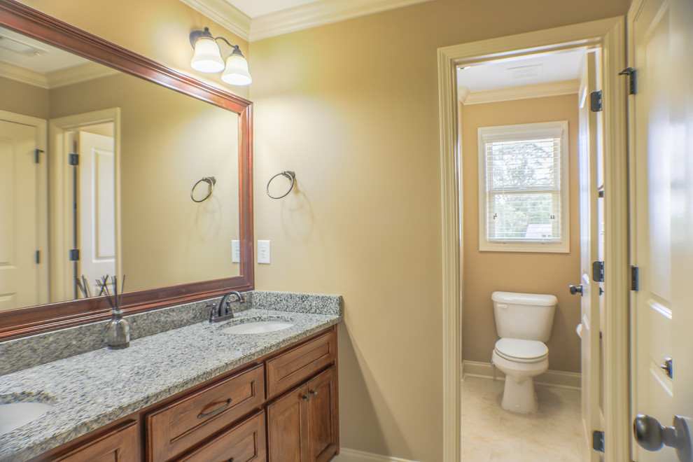 Inspiration pour une salle de bain principale traditionnelle de taille moyenne avec WC séparés, un carrelage beige, des carreaux de céramique, un mur beige, un sol en carrelage de céramique, un lavabo encastré, un plan de toilette en granite et un sol jaune.