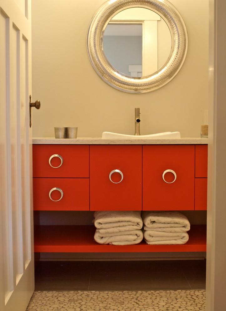 Inspiration pour une salle de bain design de taille moyenne avec une vasque, un placard à porte plane, des portes de placard rouges, un plan de toilette en quartz modifié, WC séparés, un carrelage gris, un carrelage de pierre, un mur gris et parquet clair.
