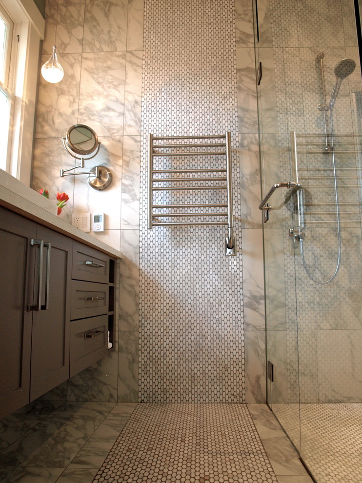 Exemple d'une salle de bain principale chic de taille moyenne avec une vasque, un placard à porte shaker, des portes de placard grises, un plan de toilette en quartz modifié, WC séparés, un carrelage gris, un carrelage de pierre, un mur gris et un sol en marbre.