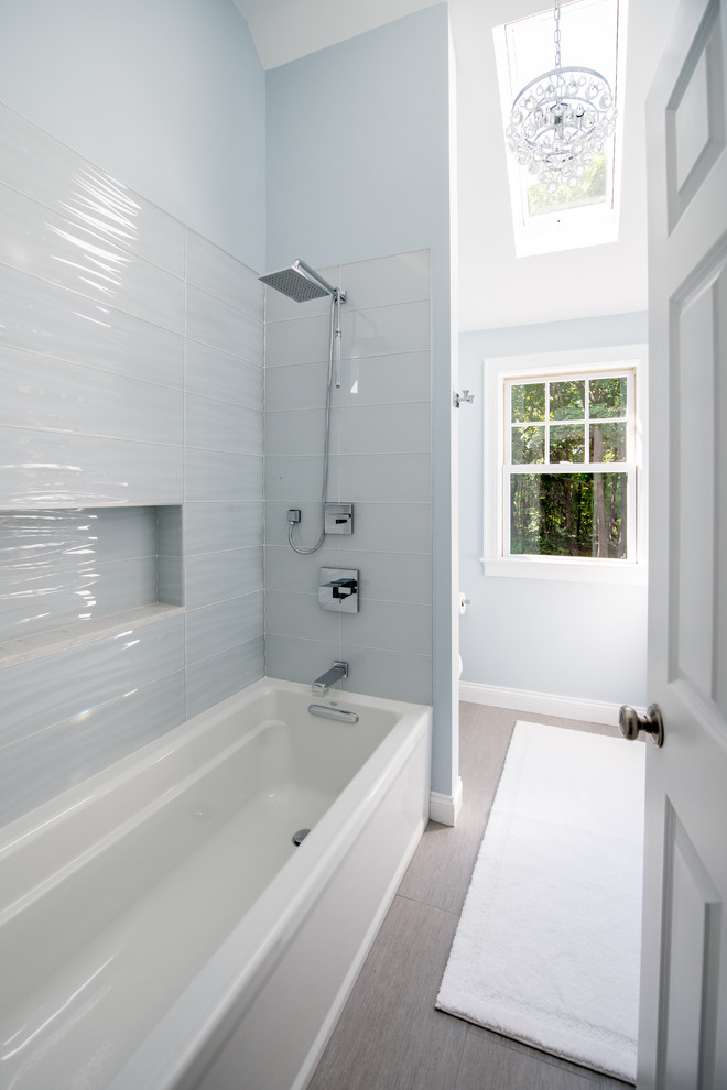 Bild på ett mellanstort funkis vit vitt en-suite badrum, med skåp i shakerstil, vita skåp, ett badkar i en alkov, en dusch i en alkov, blå kakel, glaskakel, blå väggar, klinkergolv i porslin, bänkskiva i kvartsit, grått golv, dusch med duschdraperi, en toalettstol med hel cisternkåpa och ett undermonterad handfat