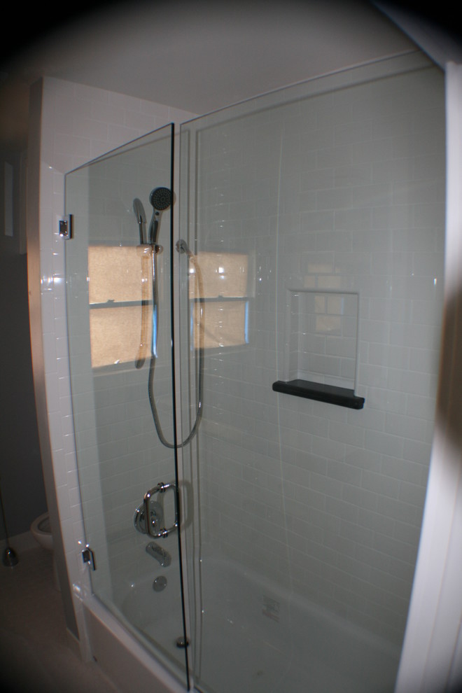 Идея дизайна: ванная комната в стиле кантри с душем над ванной, белой плиткой и белыми стенами