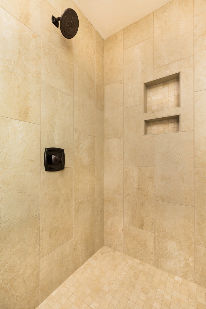 Cette image montre une salle de bain design en bois foncé de taille moyenne avec une vasque, un plan de toilette en bois, WC à poser, un carrelage beige, des carreaux de porcelaine, un mur beige et un sol en carrelage de porcelaine.