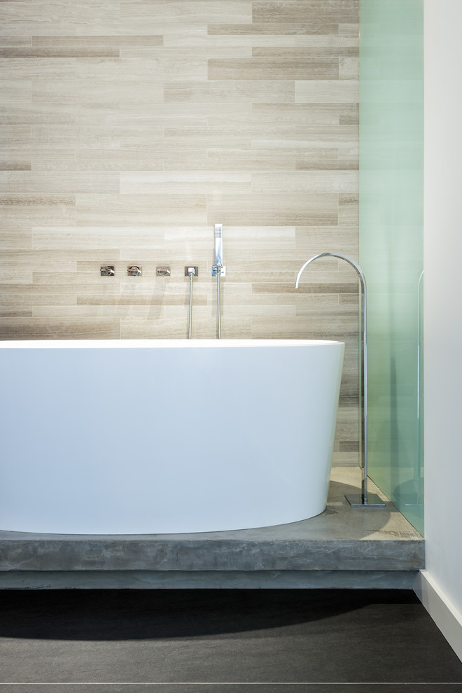 Стильный дизайн: ванная комната в стиле лофт с накладной раковиной, темными деревянными фасадами, отдельно стоящей ванной, душем над ванной и серой плиткой - последний тренд