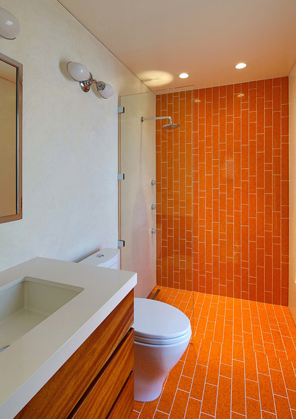 На фото: большая ванная комната в современном стиле с плоскими фасадами, фасадами цвета дерева среднего тона, открытым душем, раздельным унитазом, оранжевой плиткой, керамической плиткой, белыми стенами, полом из керамической плитки, душевой кабиной, врезной раковиной, столешницей из кварцита, оранжевым полом и открытым душем с