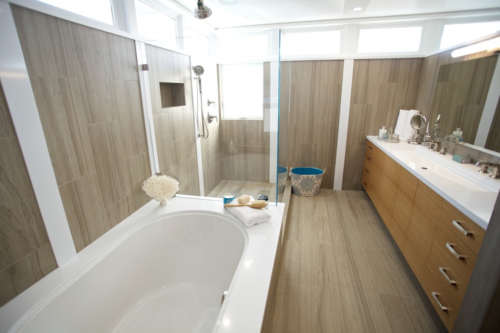 Foto di una grande stanza da bagno padronale stile marinaro con ante lisce, ante in legno chiaro e pareti bianche
