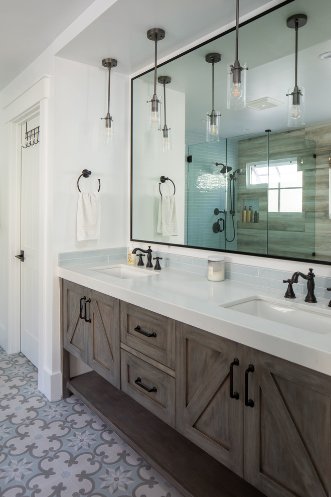 Идея дизайна: ванная комната в морском стиле с фасадами в стиле шейкер, темными деревянными фасадами, белыми стенами, врезной раковиной, разноцветным полом, белой столешницей и зеркалом с подсветкой
