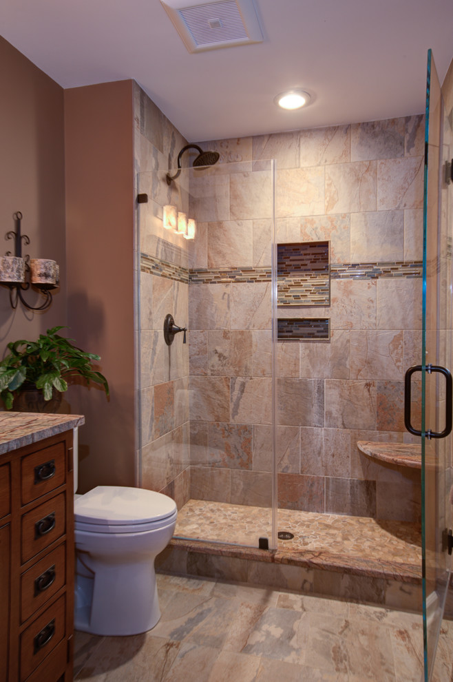 На фото: большая главная ванная комната в стиле рустика с настольной раковиной, фасадами с утопленной филенкой, фасадами цвета дерева среднего тона, раздельным унитазом, коричневой плиткой, керамической плиткой и коричневыми стенами с