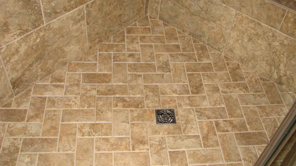 Exemple d'une grande salle de bain principale chic en bois brun avec un placard avec porte à panneau surélevé, un plan de toilette en granite, une douche d'angle, un carrelage beige, des carreaux de porcelaine et un sol en carrelage de céramique.