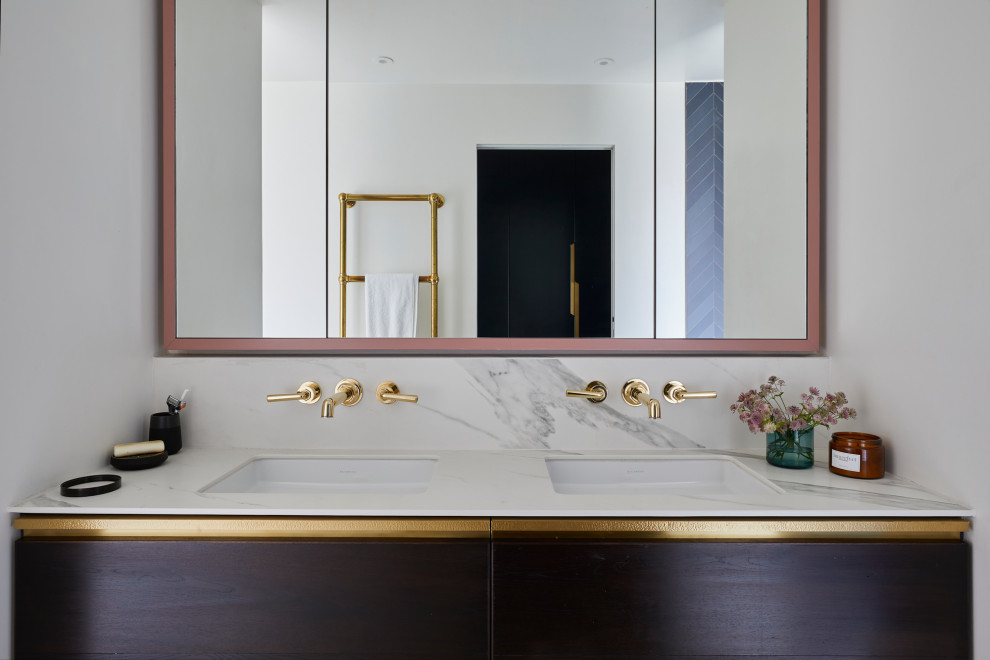 Imagen de cuarto de baño principal, doble y flotante contemporáneo con puertas de armario de madera en tonos medios
