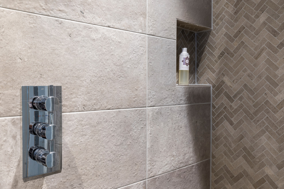 Mittelgroßes Modernes Duschbad mit Nasszelle, Waschtischkonsole, offener Dusche und Einzelwaschbecken in London