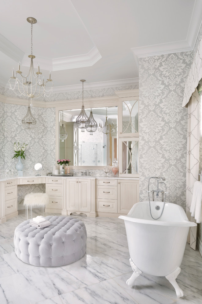 Foto på ett vintage en-suite badrum, med beige skåp, ett badkar med tassar, marmorgolv, flerfärgade väggar, flerfärgat golv och luckor med upphöjd panel