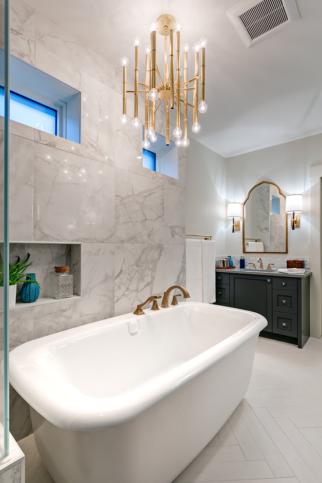 Inspiration för ett stort vintage en-suite badrum, med grå skåp, ett fristående badkar, skåp i shakerstil, grå kakel, stenkakel, blå väggar, klinkergolv i keramik, ett undermonterad handfat och bänkskiva i kvartsit