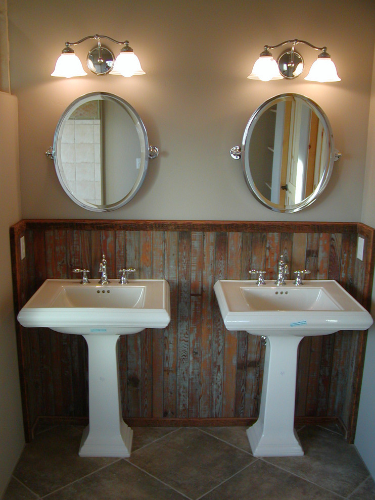 Cette image montre une salle de bain principale sud-ouest américain en bois vieilli de taille moyenne avec un mur beige, un sol en carrelage de porcelaine et un lavabo de ferme.