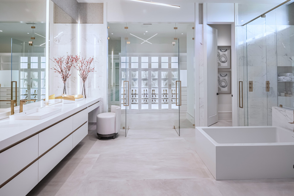 Стильный дизайн: огромная главная ванная комната в современном стиле с плоскими фасадами, белыми фасадами, отдельно стоящей ванной, душем в нише, белой плиткой, белыми стенами, настольной раковиной, серым полом, душем с распашными дверями и белой столешницей - последний тренд