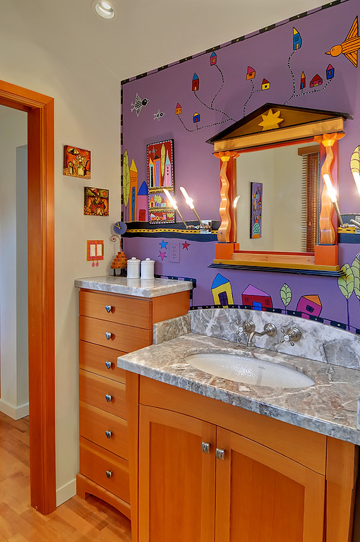 Источник вдохновения для домашнего уюта: маленькая главная ванная комната в стиле фьюжн с фасадами в стиле шейкер, светлыми деревянными фасадами, столешницей из дерева, светлым паркетным полом и серой столешницей для на участке и в саду