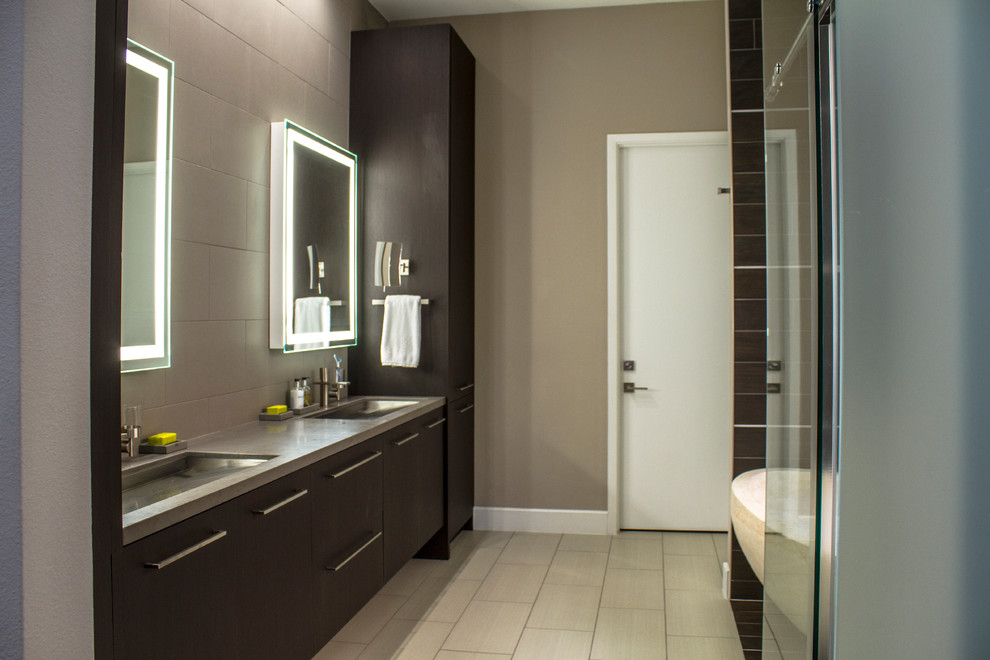 Bild på ett stort funkis en-suite badrum, med släta luckor, skåp i mörkt trä, ett fristående badkar, en hörndusch, svart kakel, keramikplattor, beige väggar och klinkergolv i keramik