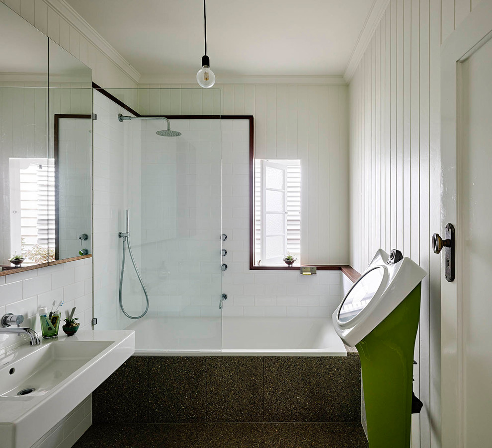 На фото: главная ванная комната в стиле неоклассика (современная классика) с накладной ванной, душем над ванной, белой плиткой, керамической плиткой, белыми стенами и подвесной раковиной