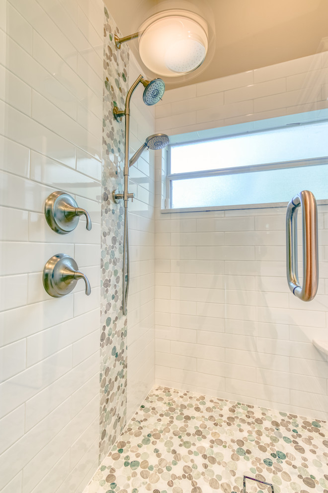 Пример оригинального дизайна: главная ванная комната среднего размера в стиле неоклассика (современная классика) с плоскими фасадами, белыми фасадами, белой плиткой, столешницей из искусственного кварца и белой столешницей