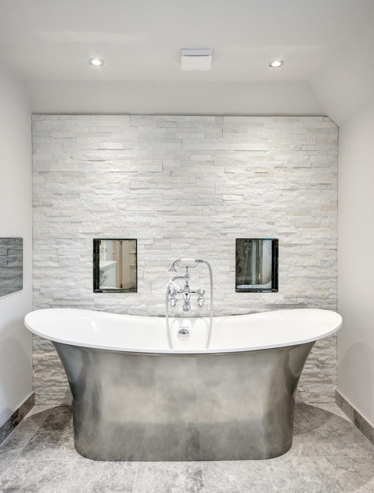 Imagen de cuarto de baño principal tradicional pequeño con bañera exenta, baldosas y/o azulejos blancos, baldosas y/o azulejos de piedra, paredes blancas, suelo de mármol y suelo gris