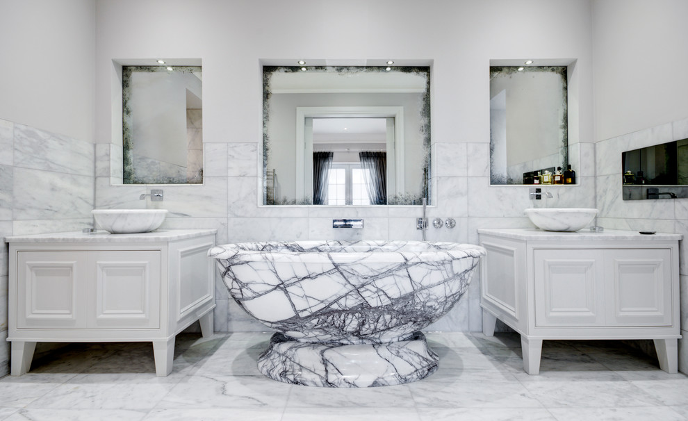 Idéer för mellanstora vintage en-suite badrum, med vita skåp, ett fristående badkar, marmorkakel, grå väggar, marmorgolv, ett fristående handfat, marmorbänkskiva, luckor med infälld panel, vit kakel och vitt golv